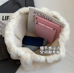 <span class=keywords><strong>2025</strong></span>新款定制仿皮草手提袋女士柔软冬季毛绒羊毛手提袋批发 - Product Image 4