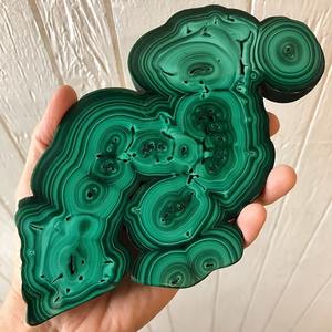 Sculpture en cristal de malachite naturelle de 300-400g, plaque de cristal de pierre précieuse, cristal de guérison fait à la main, décoration de la maison - Product Image 1