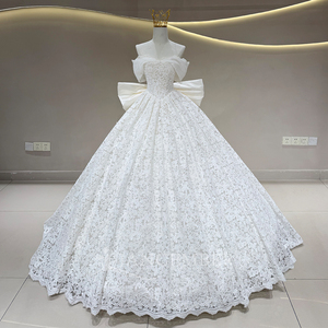 Robe de mariée JFH121 moderne et élégante, coupe princesse, avec appliques florales en cristal et broderies en dentelle, longueur ras du sol, traîne chapelle - Product Image 1