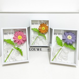 Marco de Fotos con Simulación de Gerbera Tejida a Mano, Ramo Decorativo para Escritorio o Dormitorio, Regalo Festivo - Product Image 2
