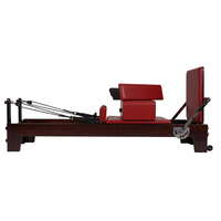 Lit Wavar en bois de chêne avec cadre en bois brun, adapté à l'entraînement de Pilates. Personnalisation du logo disponible pour les studios de Pilates.