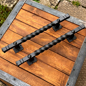 Manija de puerta de hierro forjada a mano – Fácil de instalar, acabado con recubrimiento en polvo resistente al óxido, disponible en una variedad de colores. - Product Image 1