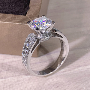Anello di Fidanzamento Classico a Quattro Punte con Cristalli per Donne, Elegante Gioiello da Dito alla Moda - Product Image 1