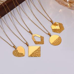 Collier pendentif en acier inoxydable plaqué or 18 carats, finition texturée, motif montagne et soleil, forme géométrique ronde en diamant - Product Image 2