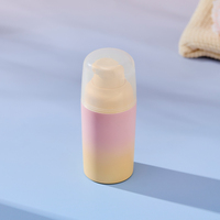 Bouteille rotative ronde de 45ml de couleur pourpre mate de luxe avec pompe orange Bouteille sans air en PP en gros pour l'emballage d'eau d'essence