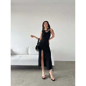 ชุดราตรีผ้าซาตินทรงสวยหรูพร้อมดีเทลผ่าลึกและคอเสื้อไขว้สีแดง - Product Image 1