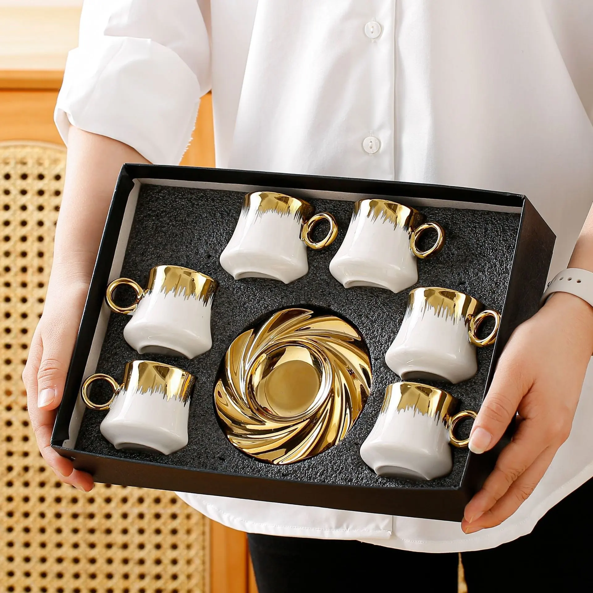 Juego y platillos de tazas de té en relieve de cerámica de nuevo diseño, caja de regalo, 6 uds., juego de tazas de café árabes de lujo chapado en oro
