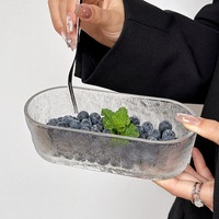 Minimalistische ovale glazen schaal, huishoudelijke snackbord, snackplateau, fruit- en groenteschaal, creatief dessert- en saladebord, effen patroon.