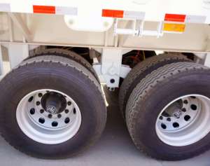 Remolque de camión semirremolque para transporte a granel con valla y 3 ejes, capacidad de 60 toneladas, para ganado. Tipo de producto: Remolques de camión. - Product Image 3