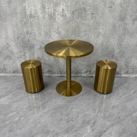 Table basse élégante en acier inoxydable doré - Mobilier moderne, hygiénique et nécessitant peu d'entretien pour salles à manger haut de gamme et cafés de prestige