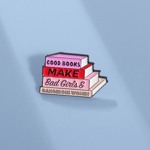Spilla smaltata con impilamento di libri femministi, citazione letteraria 'I buoni libri rendono le cattive ragazze donne pericolose', distintivo in metallo per decorazione e regalo - Product Image 4