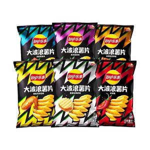 <span class=keywords><strong>Lays</strong></span> Wavy Cut Potato Chips Bolsa de 70g con bocadillos secos salados Verduras Cebollas Frutas Textura suave y sabor salado - Product Image 2