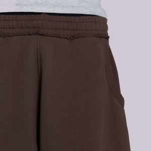 กางเกงขาสั้นผ้าฟลีซโพลีเอสเตอร์คอตตอนปักโลโก้ตามสั่งสำหรับผู้ชาย ทรงโอเวอร์ไซส์พิเศษ ตัดเย็บขอบเอวยางยืดแบบดิบ พร้อมคุณสมบัติป้องกันการยับ - Product Image 3