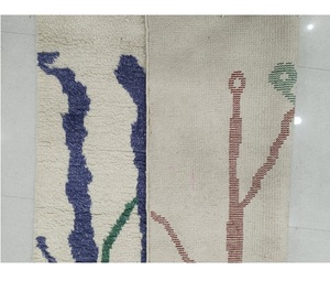 Ensemble tapis et coussin carré en laine et soie marocaine noués à la main par un artisan – Design géométrique, tapis de sol doux, moelleux et durable sur mesure - Product Image 1