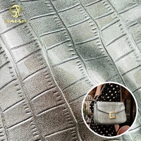 Rouleaux de cuir synthétique PU gaufré à motif crocodile brillant en 19 couleurs pour sacs, chaussures et artisanat