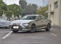 L-uxury 4-Door Le. Berline Xus avec des caractéristiques de performance améliorées, voiture à essence