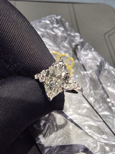 Anillo de Compromiso de Platino con Diamantes de Alta Joyería, con Engaste de Canal, Certificado IGI, Elegante y Sencillo, Brillante, Ideal para Regalo - Product Image 6