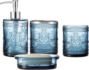 Set da <span class=keywords><strong>Bagno</strong></span> in Vetro Spesso Goffrato Blu Turchese, 4 Pezzi, Kit Vintage per Vanità con Pompa Argento e Motivo Decorativo - Product Image 1