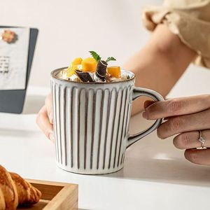 แก้วกาแฟเซรามิกดีไซน์ใหม่สไตล์ยุโรป ลายนูนลายเส้นสีขาว วินเทจ ใช้กับเครื่องล้างจานและไมโครเวฟได้ เหมาะสำหรับเป็นของขวัญ - Product Image 1