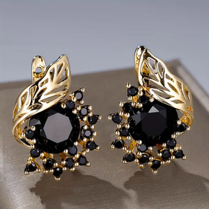Orecchini a Perno a Forma di Foglia Traforata per Donne, Design Scintillante Nero, Gioielli Eleganti e alla Moda - Product Image 1