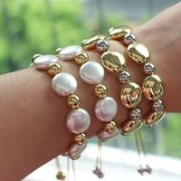 Bracelet élastique empilable réglable Ginee avec breloques de tailles variées pour femme, bijou de poignet minimaliste en acier inoxydable plaqué or 18 carats