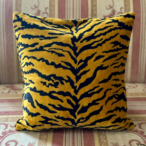 Housse de coussin en velours de coton imprimé Tigre Doré Moutarde : Sublimez votre intérieur avec un style sauvage luxueux pour la maison moderne. - Product Image 1