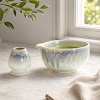 Bol à matcha en céramique rose classique avec logo personnalisé, en forme de cœur rouge, avec bec verseur pour les amateurs de matcha