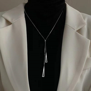 Collier simple et tendance pour femmes avec pendentif en forme de Y, triangle creux géométrique et pompon, chaînes en gros pour filles - Product Image 5