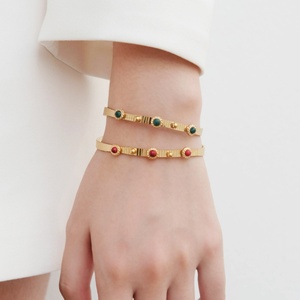 กำไลข้อมือแบบเปิดประดับอัญมณีสีแดง ดีไซน์เฉพาะสไตล์ฝรั่งเศส ปรับขนาดได้ ชุบทอง 14K ผลิตจากสแตนเลสสตีล สำหรับผู้หญิง ใส่ได้ทุกวัน - Product Image 5