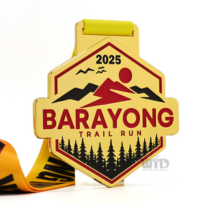 Medaglia Personalizzata per Trail Running in Montagna, Produzione all'Ingrosso, Medaglia Sportiva in Lega di Zinco con Rilievo 3D a Forma di Esagono e Foresta di <span class=keywords><strong>Pini</strong></span> - Product Image 1
