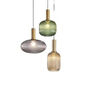 Lampe suspendue décorative en <span class=keywords><strong>verre</strong></span> ambré cannelé Finition en laiton moderne Boule de <span class=keywords><strong>verre</strong></span> nervurée Luminaires suspendus pour salle à manger - Product Image 1