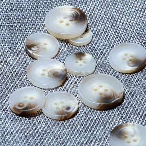 Nhà Máy Tùy Chỉnh 4-Lỗ Nhựa May Nút <span class=keywords><strong>Flatback</strong></span> Phong Cách Chì Miễn Phí Vòng Hình Dạng Phong Phú Nút Thương Hiệu Cho Túi Xách May Mặc Áo Khoác - Product Image 5