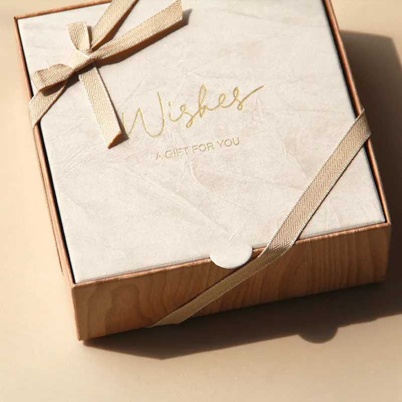 Lujosa caja de regalo de papel de arte elegante con papel de aluminio y cinta Estilo de forma personalizable Solución perfecta para regalos de boda