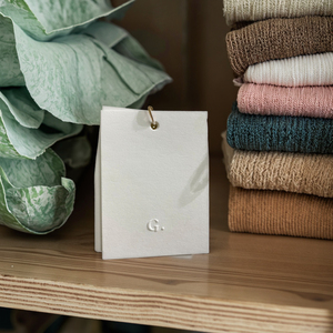 Etiqueta de nombre de papel impresa personalizada de lujo Etiqueta de columpio en relieve para uso sostenible en zapatos Ropa Calcetines Bolsas Juguetes - Product Image 2