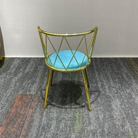 Chaises de salle à manger élégantes en métal à dossier en X avec finition dorée – Sièges stylés pour restaurants de prestige et projets de cafés modernes