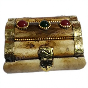 Boîte à bijoux en résine faite à la main avec incrustation rouge et motif floral doré, étui de rangement décoratif d'art populaire - Product Image 2