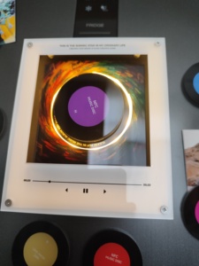 Imán Giratorio Personalizado para Refrigerador con Disco de Vinilo NFC, Adhesivo Acrílico LED para Refrigerador con Música, Foto Personalizada y Canción Coleccionable para Fans - Product Image 1