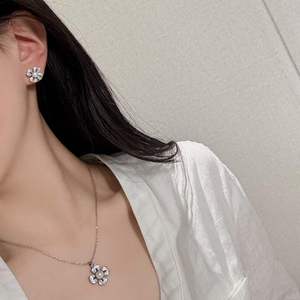 Conjunto de Collar de Perlas Naturales de Agua Dulce de 5-7 mm, Chapado en Rodio, de Dos Piezas, con Trébol de Cuatro Hojas y Esmeralda, Estilo Japonés de Lujo Ligero y Moderno - Product Image 4
