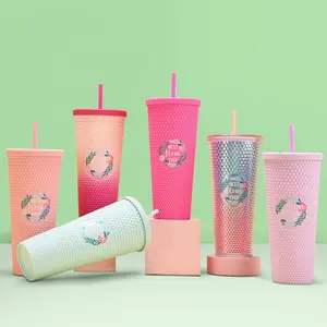 2024 NEUES STILL Heißer Sommerbecher Party rosa Trinkbecher Doppelwand-Kunststoffbecher kundenspezifisches Logo Becher mit Deckel und Strohhalm