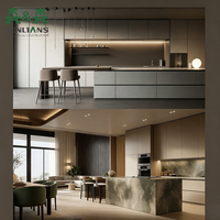 Buffet contemporain encastré pour salle à manger avec panneaux blancs affleurants, placards encastrés noirs et niches éclairées par LED