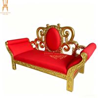 Canapé royal en cuir rouge et or à dossier haut, sculpté et orné, pour mariés, événements de mariage et banquets