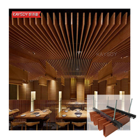 Conception de faux plafond suspendu en forme de U Plafonds linéaires à lamelles en aluminium en métal à grain de bois