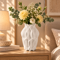 Vase en céramique blanche avec un motif géométrique en relief pour fleurs et décoration intérieure