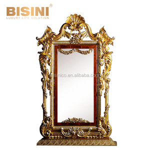 Cheminée de style baroque royal impérial de luxe avec feuillage doré et cartouches historiques ornées - Product Image 2