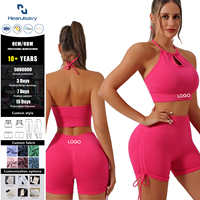 Vente en gros de shorts et hauts de sport personnalisés pour femmes, couleur unie, col halter, taille élastique, antibactériens, pour la course à pied, le Pilates, le cyclisme, le yoga
