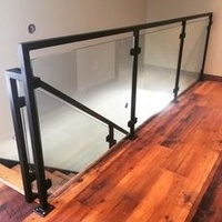 Système de garde-corps moderne en acier inoxydable et verre pour balcon, patio, escaliers et usage intérieur - Poteau d'extrémité de balustrade à fixation au sol