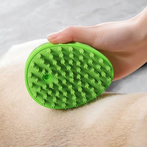 Brosse de massage pour animaux de compagnie en forme de mangue 3-en-1 avec distributeur de shampoing, peigne et brosse douce en TPR pour démêler les poils des chiens, chats et chiots, idéale pour l'extérieur, OEM - Product Image 3