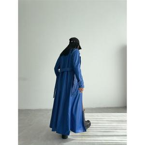 Manteau trench en cuir matelassé bleu pour femmes, long, avec décoration en tissu denim imprimé, fermeture à ceinture, pour la saison automne-hiver - Product Image 3