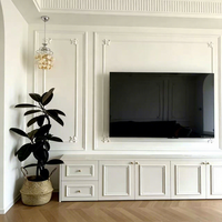 Meuble TV intégré moderne de style français avec tiroirs encastrés et boutons dorés pour la maison