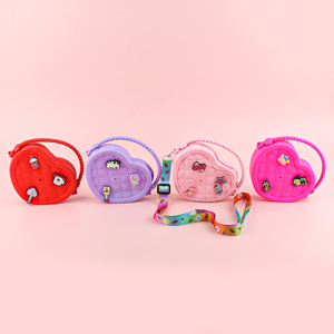 Bolso Bandolera <span class=keywords><strong>de</strong></span> Silicona para Niños a la Moda - Mini Bolso <span class=keywords><strong>de</strong></span> Cadena con Forma <span class=keywords><strong>de</strong></span> Corazón, Dijes <span class=keywords><strong>de</strong></span> Dibujos Animados Desmontables y Flores para Zapatos - Product Image 3